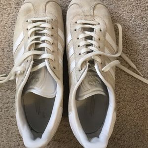 Adidas gazelle Mens 6.5 size shoe. Women’s 8.5